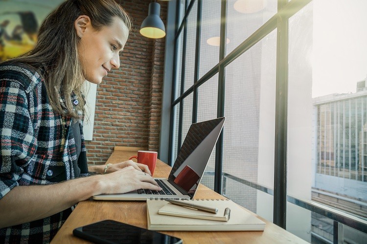 jovens trabalhando com computadores