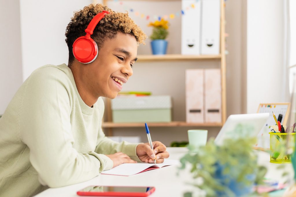 jovem estudando com fones