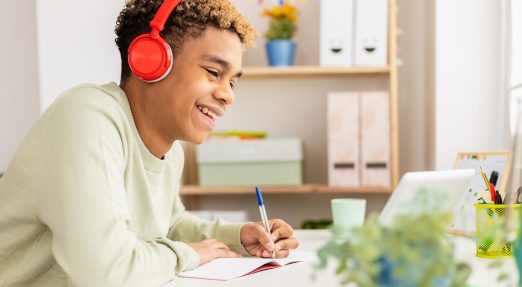 jovem estudando com fones