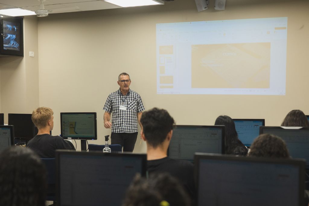 Carreira em Ascensão: Como os Cursos de Capacitação Podem Fazer a Diferença