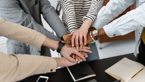 Como o estágio e a aprendizagem contribuem para a formação de equipes de alto desempenho