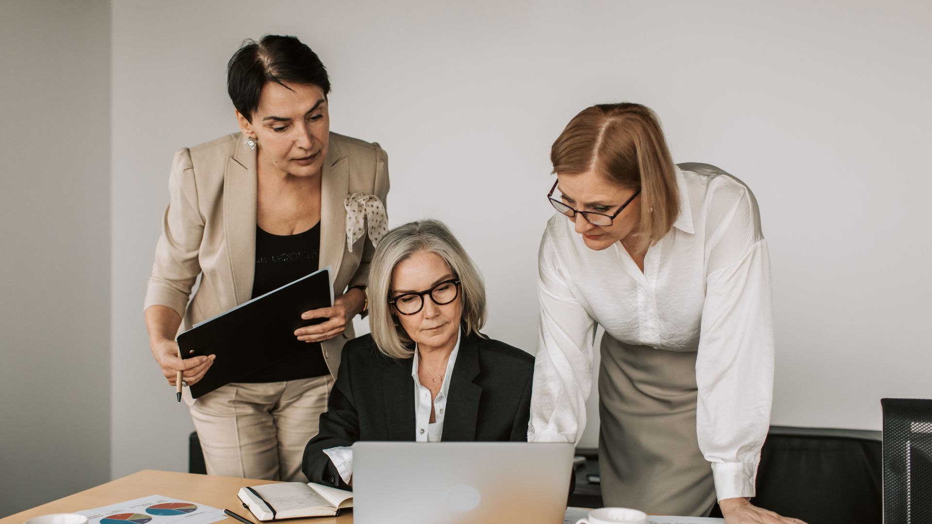 Recomeçar é possível e pode ser uma das fases mais ricas da sua trajetória Entrar em um novo estágio da vida, literalmente, é uma experiência transformadora. Cada vez mais, profissionais com mais de 50 anos estão aproveitando a oportunidade de retomar os estudos e participar de programas de estágio. Essa é uma chance de aprender, se atualizar e compartilhar experiências com as novas gerações. Se você está pensando em dar esse passo, saiba: idade não é limite para aprender, nem para contribuir. Veja como se preparar e se adaptar a essa nova jornada com confiança e propósito. 1. Encare o estágio como um novo ciclo de aprendizado O estágio é uma oportunidade de colocar em prática o que você está estudando, e não apenas uma etapa para quem está começando do zero. Ao ingressar em um programa de estágio, o foco é o aprendizado contínuo, o desenvolvimento de novas habilidades e o contato com novas tecnologias e dinâmicas de trabalho. Dica: mantenha o olhar curioso. Mesmo que tenha décadas de experiência profissional, há sempre algo novo a aprender, principalmente em áreas que evoluem rapidamente. 2. Valorize o que você já viveu Experiência é um ativo poderoso. Profissionais maduros trazem algo que nenhuma formação substitui: visão estratégica, resiliência e maturidade emocional. Essas qualidades são muito valorizadas em ambientes que buscam diversidade geracional, afinal, equipes equilibradas aprendem e crescem juntas. Traga sua bagagem como diferencial, não como obstáculo. Em entrevistas, conte como suas vivências ajudam a lidar melhor com desafios, a resolver problemas e a apoiar colegas mais jovens. 3. Atualize-se nas ferramentas e tecnologias do dia a dia É comum sentir insegurança ao voltar a estudar ou trabalhar em ambientes digitais. Mas a boa notícia é que as empresas valorizam quem demonstra disposição para aprender. Comece pelo básico: Explore ferramentas de produtividade (como Google Workspace e Microsoft 365), participe de cursos online e pratique no seu ritmo. Existem inúmeros conteúdos gratuitos que podem ajudar nessa adaptação, inclusive os cursos de capacitação gratuitos do CIEE/PR, com temas sobre comunicação, tecnologia e empregabilidade. 4. Cultive a empatia e o aprendizado intergeracional O estágio depois dos 50 é também uma oportunidade de troca. Você aprende com os mais jovens, que dominam novas tecnologias, e compartilha sua visão de mundo, experiência e equilíbrio. Essa combinação é o que torna o ambiente de trabalho mais inovador e humano. Lembre-se: aprender com diferentes gerações é uma via de mão dupla. Você não está “voltando no tempo”, está ajudando a construir o futuro com a sua bagagem. 5. Planeje seu financeiro e emocional Entrar em um estágio pode significar mudanças na rotina, na renda e nas prioridades. Por isso, vale organizar-se antes: planeje horários de estudo, transporte e despesas, e alinhe expectativas com a família. O mais importante é ter clareza de que esse é um investimento em si mesmo, em aprendizado, propósito e realização pessoal. 6. Busque apoio e redes de conexão Participar de comunidades de estudantes, grupos profissionais e eventos de carreira pode fazer toda a diferença. Esses espaços auxiliam na troca de experiências, no networking e na motivação — além de reforçarem que você não está sozinho nessa jornada. O CIEE/PR, por exemplo, atua conectando empresas e instituições de ensino a profissionais em todas as fases da vida, incluindo o público 50+, por meio de programas de estágio que valorizam a diversidade e a reinserção profissional. O estágio depois dos 50 é mais do que um retorno ao mundo do trabalho: é um reencontro com o propósito. É a chance de provar que o aprendizado não tem prazo de validade e que a experiência de vida é um diferencial competitivo. Se você está vivendo esse momento, abrace o desafio. Cada nova etapa traz oportunidades de crescimento pessoal, profissional e humano.