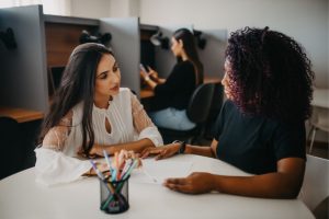 Do onboarding à retenção: Estruturando trilhas para jovens talentos