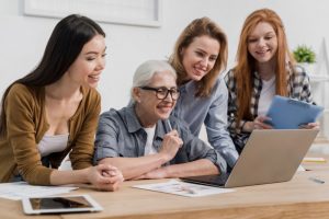 Diversidade etária na prática: por que o Estágio 50+ é a estratégia que falta no seu time