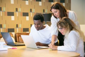 Benchmarking em Programas de Estágio: como sua empresa se compara ao mercado?